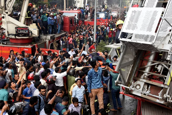 Bombeiros Bangladesh Resgatam Pessoas Prédio Escritórios Queimado Daca Bangladesh Março — Fotografia de Stock