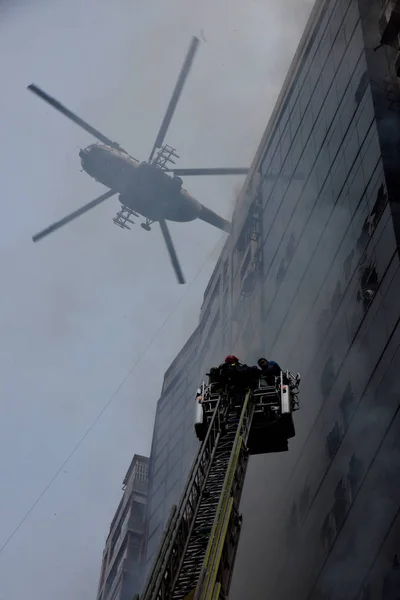 Los Bomberos Bangladesíes Intentan Controlar Los Incendios Edificio Oficinas Dhaka —  Fotos de Stock