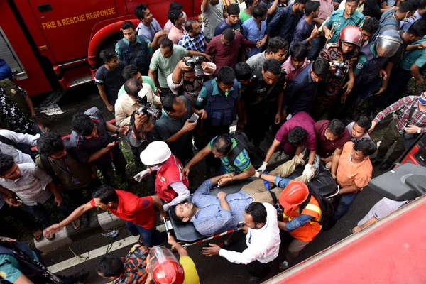 Bangladesi Tűzoltók Mentési Emberek Egy Leégett Irodaház Dhaka Bangladesben Március — Stock Fotó