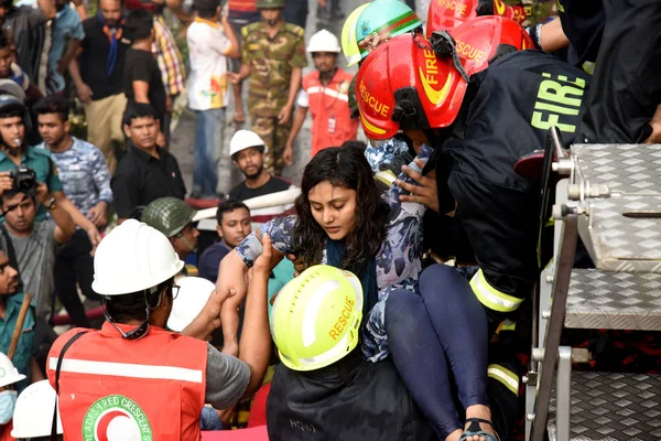 Пожарные Бангладеш Спасают Людей Сожженного Офисного Здания Дакке Бангладеш Марта — стоковое фото