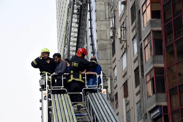 Bomberos Bangladesíes Rescatan Personas Edificio Oficinas Quemado Dhaka Bangladesh Marzo —  Fotos de Stock