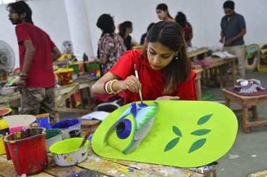 Dhaka Üniversitesi resim maskeler yaklaşan Bengalce yeni yıl 1424 dakka, Bangladeş, 05 Nisan 2017 kutlamak renkli hazırlık için Fakültesi güzel sanatlar öğrencisi