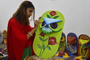 Dhaka Üniversitesi resim maskeler yaklaşan Bengalce yeni yıl 1424 dakka, Bangladeş, 05 Nisan 2017 kutlamak renkli hazırlık için Fakültesi güzel sanatlar öğrencisi. 