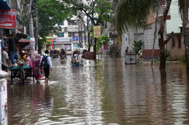 Araçlar ve rickshaws ağır yağışlar Bangladeş 'te neredeyse durağan neden sonra Dhaka su dolu sokaklarında yolcular ile sürüş deneyin. 02 Nisan 2019 