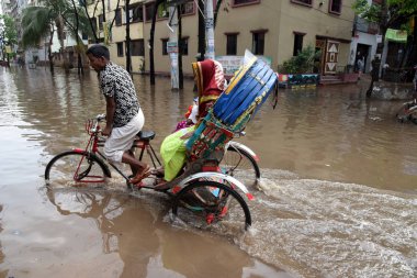 Araçlar ve rickshaws ağır yağışlar Bangladeş 'te neredeyse durağan neden sonra Dhaka su dolu sokaklarında yolcular ile sürüş deneyin. 02 Nisan 2019 