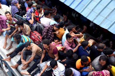 Onlar geri eve seyahat olarak bangladeshis Cram bir trende Doğum Eid ul-Fitr Müslüman Festivali önümüzdeki 3 Haziran 'da Dhaka Bangladeş yılında aileleri karşılamak için, 2019. Dünya çapında Müslümanlar bayram ul-Fitr tatil kutlamak için hazırlanıyor.