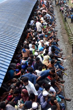 Onlar geri eve seyahat olarak bangladeshis Cram bir trende Doğum Eid ul-Fitr Müslüman Festivali önümüzdeki 3 Haziran 'da Dhaka Bangladeş yılında aileleri karşılamak için, 2019. Dünya çapında Müslümanlar bayram ul-Fitr tatil kutlamak için hazırlanıyor.