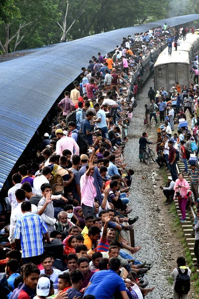 Bangladeshis Cram Train Travel Back Home Meet Families Ahead Muslim — Stock Photo, Image