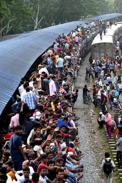 Bangladeshis Cram Train Travel Back Home Meet Families Ahead Muslim — Stock Photo, Image