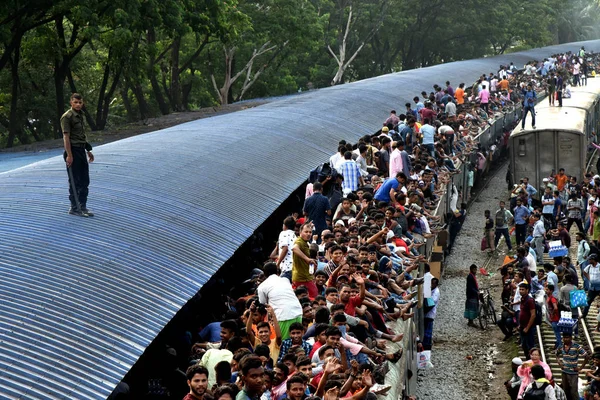 Bangladeshis Cram Train Travel Back Home Meet Families Ahead Muslim — Stock Photo, Image