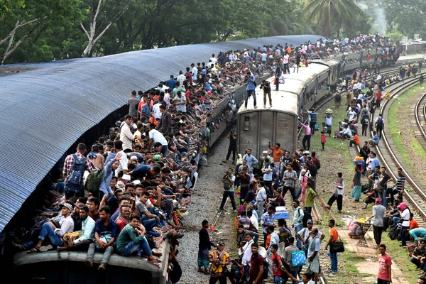 Bangladeshis Cram Train Travel Back Home Meet Families Ahead Muslim — Stock Photo, Image