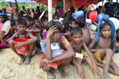 Rohingya mülteci çocukları, 2006 Ekim 'inde Bangladeş, Cox' s Bazar 'daki Palongkhali derme çatma kampında yiyecek toplamak için bekliyor. Birleşmiş Milletler Mülteciler Yüksek Komiserine (UNHCR) göre 525.000 'den fazla Rohingyalı mülteci fro firar etti