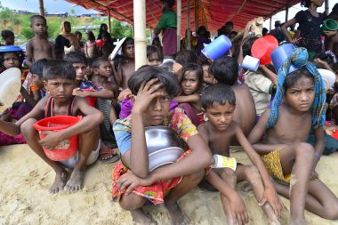 Rohingya mülteci çocukları, 2006 Ekim 'inde Bangladeş, Cox' s Bazar 'daki Palongkhali derme çatma kampında yiyecek toplamak için bekliyor. Birleşmiş Milletler Mülteciler Yüksek Komiserine (UNHCR) göre 525.000 'den fazla Rohingyalı mülteci fro firar etti