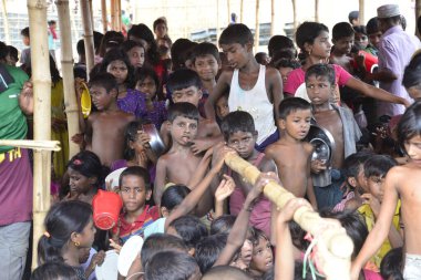 Rohingya mülteci çocukları, 2006 Ekim 'inde Bangladeş, Cox' s Bazar 'daki Palongkhali derme çatma kampında yiyecek toplamak için bekliyor. Birleşmiş Milletler Mülteciler Yüksek Komiserine (UNHCR) göre 525.000 'den fazla Rohingyalı mülteci fro firar etti