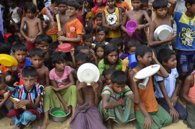 Rohingya mülteci çocukları, 2006 Ekim 'inde Bangladeş, Cox' s Bazar 'daki Palongkhali derme çatma kampında yiyecek toplamak için bekliyor. Birleşmiş Milletler Mülteciler Yüksek Komiserine (UNHCR) göre 525.000 'den fazla Rohingyalı mülteci fro firar etti