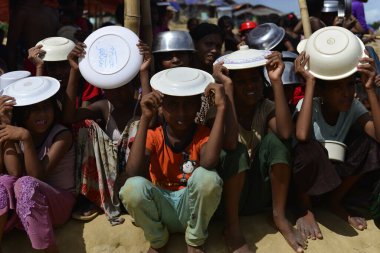 Rohingya mülteci çocukları, 2006 Ekim 'inde Bangladeş, Cox' s Bazar 'daki Palongkhali derme çatma kampında yiyecek toplamak için bekliyor. Birleşmiş Milletler Mülteciler Yüksek Komiserine (UNHCR) göre 525.000 'den fazla Rohingyalı mülteci fro firar etti