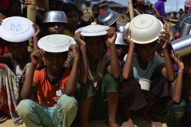 Rohingya mülteci çocukları, 2006 Ekim 'inde Bangladeş, Cox' s Bazar 'daki Palongkhali derme çatma kampında yiyecek toplamak için bekliyor. Birleşmiş Milletler Mülteciler Yüksek Komiserine (UNHCR) göre 525.000 'den fazla Rohingyalı mülteci fro firar etti