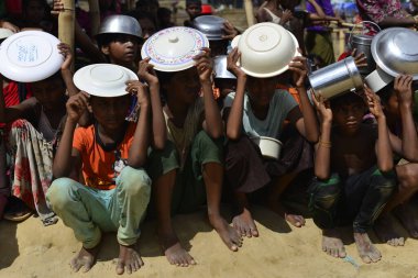Rohingya mülteci çocukları, 2006 Ekim 'inde Bangladeş, Cox' s Bazar 'daki Palongkhali derme çatma kampında yiyecek toplamak için bekliyor. Birleşmiş Milletler Mülteciler Yüksek Komiserine (UNHCR) göre 525.000 'den fazla Rohingyalı mülteci fro firar etti