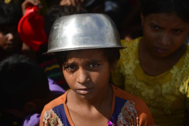 Rohingya mülteci çocukları, 2006 Ekim 'inde Bangladeş, Cox' s Bazar 'daki Palongkhali derme çatma kampında yiyecek toplamak için bekliyor. Birleşmiş Milletler Mülteciler Yüksek Komiserine (UNHCR) göre 525.000 'den fazla Rohingyalı mülteci fro firar etti