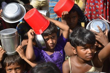 Rohingya mülteci çocukları, 2006 Ekim 'inde Bangladeş, Cox' s Bazar 'daki Palongkhali derme çatma kampında yiyecek toplamak için bekliyor. Birleşmiş Milletler Mülteciler Yüksek Komiserine (UNHCR) göre 525.000 'den fazla Rohingyalı mülteci fro firar etti