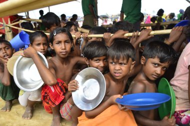 Rohingya mülteci çocukları, 2006 Ekim 'inde Bangladeş, Cox' s Bazar 'daki Palongkhali derme çatma kampında yiyecek toplamak için bekliyor. Birleşmiş Milletler Mülteciler Yüksek Komiserine (UNHCR) göre 525.000 'den fazla Rohingyalı mülteci fro firar etti