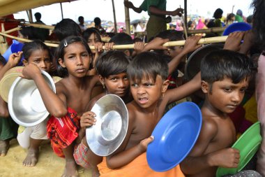 Rohingya mülteci çocukları, 2006 Ekim 'inde Bangladeş, Cox' s Bazar 'daki Palongkhali derme çatma kampında yiyecek toplamak için bekliyor. Birleşmiş Milletler Mülteciler Yüksek Komiserine (UNHCR) göre 525.000 'den fazla Rohingyalı mülteci fro firar etti