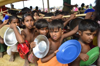 Rohingya mülteci çocukları, 2006 Ekim 'inde Bangladeş, Cox' s Bazar 'daki Palongkhali derme çatma kampında yiyecek toplamak için bekliyor. Birleşmiş Milletler Mülteciler Yüksek Komiserine (UNHCR) göre 525.000 'den fazla Rohingyalı mülteci fro firar etti