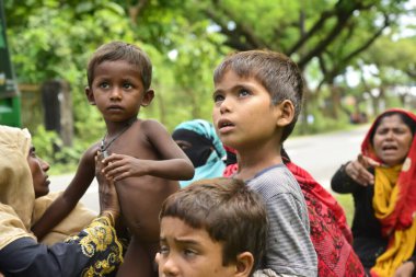Rohingya mültecisi, 2006 Eylül 'ünde Bangladeş' in Cox Bazar kentindeki Teknuf 'ta yardım için yolun içinde bekliyor. Birleşmiş Milletler Mülteciler Yüksek Komiserine (UNHCR) göre 525.000 'den fazla Rohingyalı mülteci viole için Myanmar' dan kaçtı.