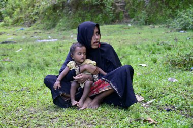 Rohingya mültecisi, 2006 Eylül 'ünde Bangladeş' in Cox Bazar kentindeki Teknuf 'ta yardım için yolun içinde bekliyor. Birleşmiş Milletler Mülteciler Yüksek Komiserine (UNHCR) göre 525.000 'den fazla Rohingyalı mülteci viole için Myanmar' dan kaçtı.