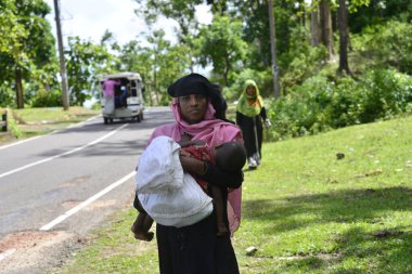 Rohingya mültecisi, 2006 Eylül 'ünde Bangladeş' in Cox Bazar kentindeki Teknuf 'ta yardım için yolun içinde bekliyor. Birleşmiş Milletler Mülteciler Yüksek Komiserine (UNHCR) göre 525.000 'den fazla Rohingyalı mülteci viole için Myanmar' dan kaçtı.