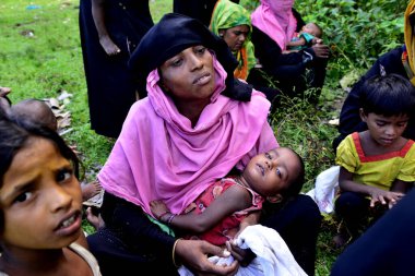 Rohingya mültecisi, 2006 Eylül 'ünde Bangladeş' in Cox Bazar kentindeki Teknuf 'ta yardım için yolun içinde bekliyor. Birleşmiş Milletler Mülteciler Yüksek Komiserine (UNHCR) göre 525.000 'den fazla Rohingyalı mülteci viole için Myanmar' dan kaçtı.