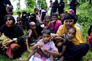 Rohingya mültecisi, 2006 Eylül 'ünde Bangladeş' in Cox Bazar kentindeki Teknuf 'ta yardım için yolun içinde bekliyor. Birleşmiş Milletler Mülteciler Yüksek Komiserine (UNHCR) göre 525.000 'den fazla Rohingyalı mülteci viole için Myanmar' dan kaçtı.