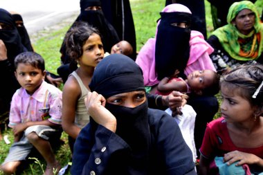 Rohingya mültecisi, 2006 Eylül 'ünde Bangladeş' in Cox Bazar kentindeki Teknuf 'ta yardım için yolun içinde bekliyor. Birleşmiş Milletler Mülteciler Yüksek Komiserine (UNHCR) göre 525.000 'den fazla Rohingyalı mülteci viole için Myanmar' dan kaçtı.