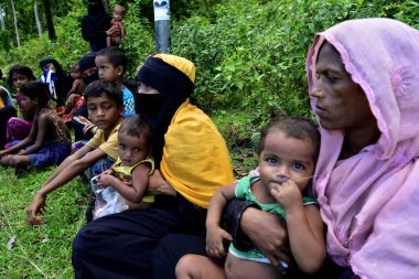 Rohingya mültecisi, 2006 Eylül 'ünde Bangladeş' in Cox Bazar kentindeki Teknuf 'ta yardım için yolun içinde bekliyor. Birleşmiş Milletler Mülteciler Yüksek Komiserine (UNHCR) göre 525.000 'den fazla Rohingyalı mülteci viole için Myanmar' dan kaçtı.