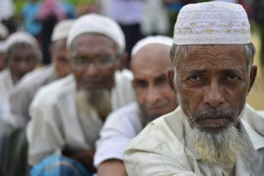 Rohingya mültecileri, 7 Ekim 2017 'de Teknaf, Bangladeş' teki Mowsuni 'de yardım almak için sırada bekliyorlar. Birleşmiş Milletler 'den yapılan açıklamaya göre, 582 bin Rohingyalı mülteci Myanmar' daki evlerini terk ederek Ağustos ayından bu yana Bangladeş 'e geldi. 