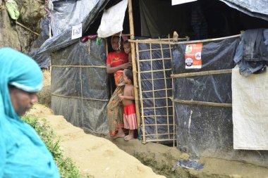 Rohingya halkı, 7 Eylül 2017 'de Bangladeş, Cox' s Bazar 'daki Unchiprang derme çatma kampındaki evde duruyor. Birleşmiş Milletler Mülteciler Yüksek Komiserine (UNHCR) göre 525 binden fazla Rohingyalı mülteci Myanmar 'dan kaçtı