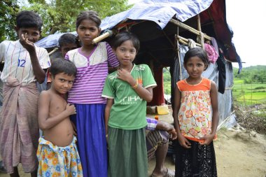 Rohingya çocukları, 7 Eylül 2017 'de Bangladeş, Cox' s Bazar 'daki Unchiprang derme çatma kampında poz verdiler. Birleşmiş Milletler Mülteciler Yüksek Komiserine (UNHCR) göre 525.000 'den fazla Rohingyalı mülteci şiddet olayları nedeniyle Myanmar' dan kaçtı 
