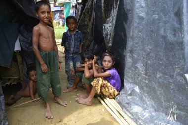 Rohingya çocukları, 7 Eylül 2017 'de Bangladeş, Cox' s Bazar 'daki Unchiprang derme çatma kampında poz verdiler. Birleşmiş Milletler Mülteciler Yüksek Komiserine (UNHCR) göre 525.000 'den fazla Rohingyalı mülteci şiddet olayları nedeniyle Myanmar' dan kaçtı 