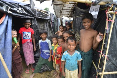 Rohingya çocukları, 7 Eylül 2017 'de Bangladeş, Cox' s Bazar 'daki Unchiprang derme çatma kampında poz verdiler. Birleşmiş Milletler Mülteciler Yüksek Komiserine (UNHCR) göre 525.000 'den fazla Rohingyalı mülteci şiddet olayları nedeniyle Myanmar' dan kaçtı 