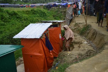 Rohingya mülteci yürüyüşleri Cox 's Bazar, Bangladeş' teki Unchiprang derme çatma kampında, 07 Eylül 2017 'de. Birleşmiş Milletler Mülteciler Yüksek Komiserine (UNHCR) göre 525.000 'den fazla Rohingyalı mülteci şiddet olayları nedeniyle Myanmar' dan kaçtı 