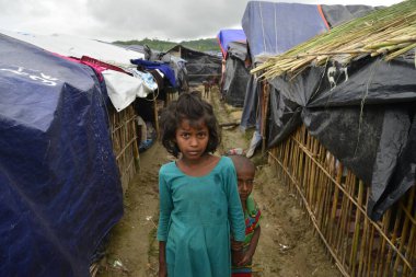 Rohingya çocukları, 7 Eylül 2017 'de Bangladeş, Cox' s Bazar 'daki Unchiprang derme çatma kampında poz verdiler. Birleşmiş Milletler Mülteciler Yüksek Komiserine (UNHCR) göre 525.000 'den fazla Rohingyalı mülteci şiddet olayları nedeniyle Myanmar' dan kaçtı 