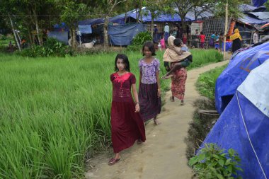Rohingya mülteci yürüyüşleri Cox 's Bazar, Bangladeş' teki Unchiprang derme çatma kampında, 07 Eylül 2017 'de. Birleşmiş Milletler Mülteciler Yüksek Komiserine (UNHCR) göre 525.000 'den fazla Rohingyalı mülteci şiddet olayları nedeniyle Myanmar' dan kaçtı 