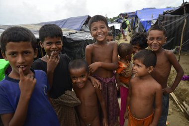 Rohingya çocukları, 7 Eylül 2017 'de Bangladeş, Cox' s Bazar 'daki Unchiprang derme çatma kampında poz verdiler. Birleşmiş Milletler Mülteciler Yüksek Komiserine (UNHCR) göre 525.000 'den fazla Rohingyalı mülteci şiddet olayları nedeniyle Myanmar' dan kaçtı 