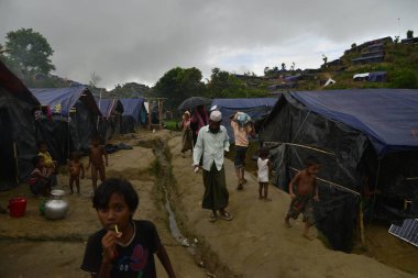 Rohingya mülteci yürüyüşleri Cox 's Bazar, Bangladeş' teki Unchiprang derme çatma kampında, 07 Eylül 2017 'de. Birleşmiş Milletler Mülteciler Yüksek Komiserine (UNHCR) göre 525.000 'den fazla Rohingyalı mülteci şiddet olayları nedeniyle Myanmar' dan kaçtı 