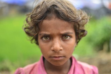 Laila Begam, bir Rohingya çocuğu, 7 Eylül 2017 'de Bangladeş, Cox' s Bazar 'daki Unchiprang derme çatma kampında poz verdi. Birleşmiş Milletler Mülteciler Yüksek Komiserine (UNHCR) göre 525 binden fazla Rohingyalı mülteci Myanma 'dan kaçtı