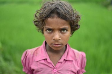 Laila Begam, bir Rohingya çocuğu, 7 Eylül 2017 'de Bangladeş, Cox' s Bazar 'daki Unchiprang derme çatma kampında poz verdi. Birleşmiş Milletler Mülteciler Yüksek Komiserine (UNHCR) göre 525 binden fazla Rohingyalı mülteci Myanma 'dan kaçtı