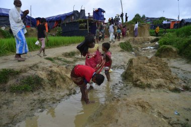 Rohingya mülteci yürüyüşleri Cox 's Bazar, Bangladeş' teki Unchiprang derme çatma kampında, 07 Eylül 2017 'de. Birleşmiş Milletler Mülteciler Yüksek Komiserine (UNHCR) göre 525.000 'den fazla Rohingyalı mülteci şiddet olayları nedeniyle Myanmar' dan kaçtı 