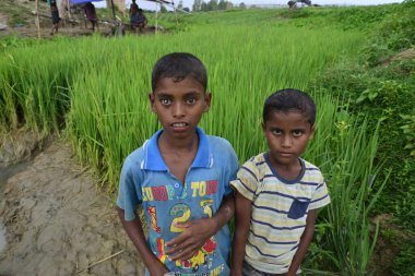 Rohingya çocukları, 7 Eylül 2017 'de Bangladeş, Cox' s Bazar 'daki Unchiprang derme çatma kampında poz verdiler. Birleşmiş Milletler Mülteciler Yüksek Komiserine (UNHCR) göre 525.000 'den fazla Rohingyalı mülteci şiddet olayları nedeniyle Myanmar' dan kaçtı 