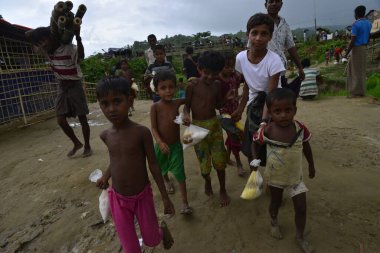 Rohingya çocukları, 7 Eylül 2017 'de Bangladeş, Cox' s Bazar 'daki Unchiprang derme çatma kampında poz verdiler. Birleşmiş Milletler Mülteciler Yüksek Komiserine (UNHCR) göre 525.000 'den fazla Rohingyalı mülteci şiddet olayları nedeniyle Myanmar' dan kaçtı 