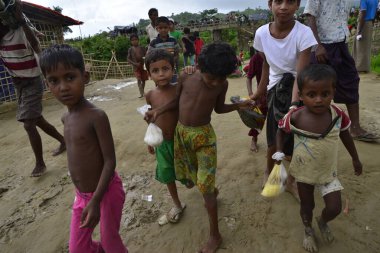 Rohingya çocukları, 7 Eylül 2017 'de Bangladeş, Cox' s Bazar 'daki Unchiprang derme çatma kampında poz verdiler. Birleşmiş Milletler Mülteciler Yüksek Komiserine (UNHCR) göre 525.000 'den fazla Rohingyalı mülteci şiddet olayları nedeniyle Myanmar' dan kaçtı 